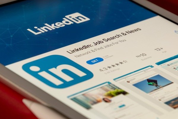 LinkedIn Apps by Souvik Banerjee (Unsplash)